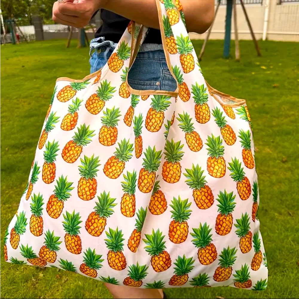 Large Yellow Tropical Pineapples Lightweight Shopping Tote Bag